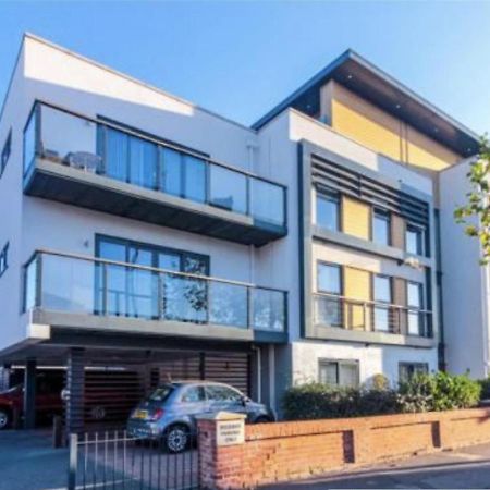 Charming 2-Bed Apartment In Christchurch Christchurch  Exterior photo